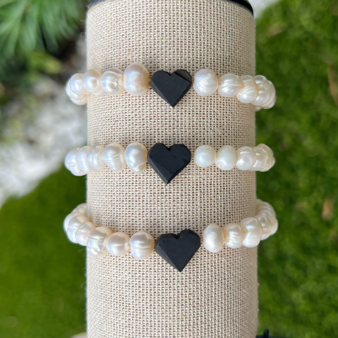 Black heart pearl bracelet